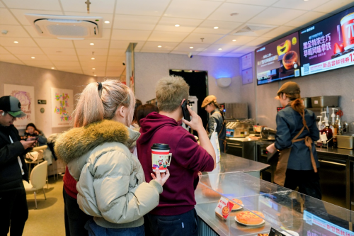 名店启幕 “咖啡+文化”解锁品牌本土新体验麻将胡了试玩网站免费肯悦咖啡×成都礼物联(图5)